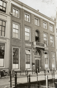 123110 Gezicht op de voorgevel van het gebouw van de Utrechtsche Algemene Brandverzekering Maatschappij (Kromme ...